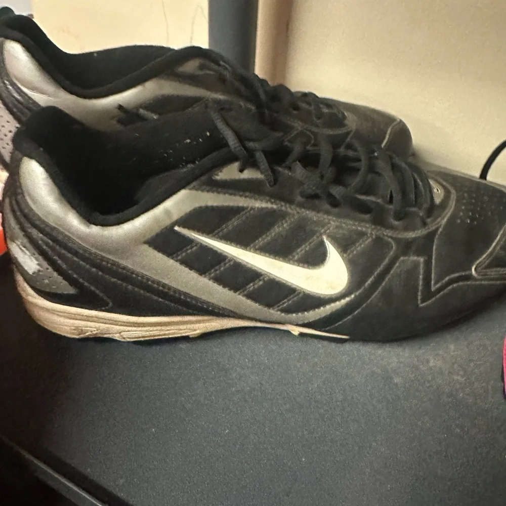 Nike Men's Black‎ and Silver Athletic Sneakers